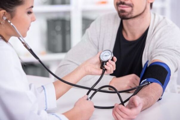 lékař měří krevní tlak při hypertenzi